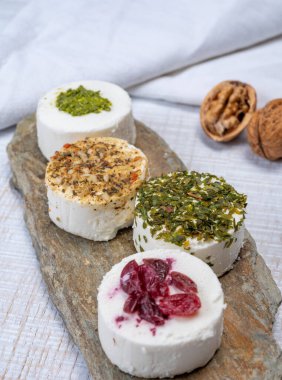 Peynir koleksiyonu, taze beyaz keçi peyniri aromalı Fransız peyniri, böğürtlen ve yeşil pesto.