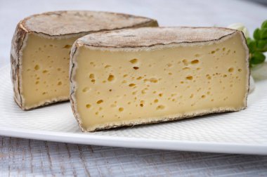 Peynir koleksiyonu, olgun inek peyniri, Fransa 'dan gelen mantarlı tommette de savoie, Alp dağlarında yapılan peynir.