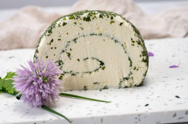 Peynir koleksiyonu, taze beyaz keçi peyniri Fransız peyniri, aromatik otlar ve pirzolalar.