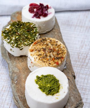 Peynir koleksiyonu, taze beyaz keçi peyniri aromalı Fransız peyniri, böğürtlen ve yeşil pesto.