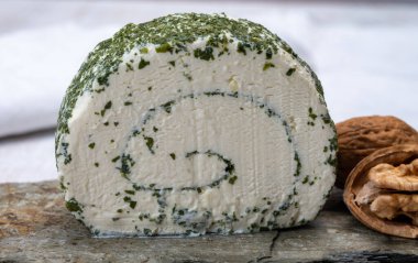 Peynir koleksiyonu, taze beyaz keçi peyniri Fransız peyniri, aromatik otlar ve pirzolalar.