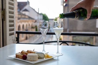 Romantik bir parti, iki bardak soğuk şampanya köpüklü köpüklü köpüklü şarap ve Fransız köyündeki eski cadde manzaralı.