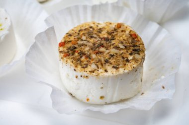 Peynir koleksiyonu, taze beyaz keçi peyniri çeşitleri aromatik otlarla kaplanmış Fransız peynirleri.