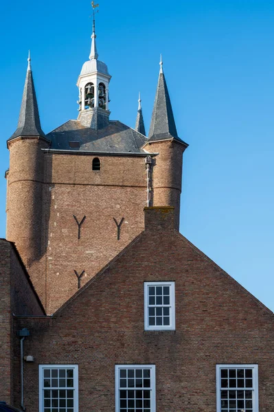 Paseando Por Vieja Ciudad Holandesa Zierikzee Con Pequeñas Casas Antiguas — Foto de Stock