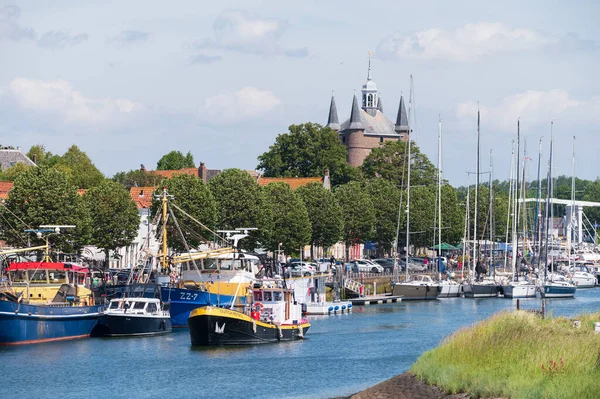 Eski Hollanda Kasabası Zierikzee Balıkçı Tekneleri Eski Küçük Evler Sokaklar — Stok fotoğraf