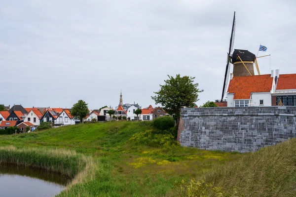 Procházky Starém Holandském Městě Zierikzee Starým Větrným Mlýnem Malými Domky — Stock fotografie