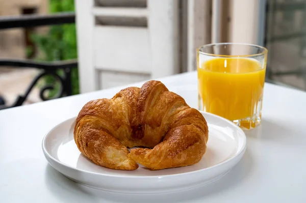 Petit Déjeuner Français Croissants Frais Pâtisseries Beurre Servis Avec Jus — Photo