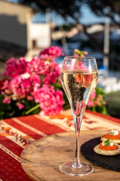 Bere Champagne Bianco Freddo Tramonto Con Luccicante Caviale Rosso Vista — Foto Stock