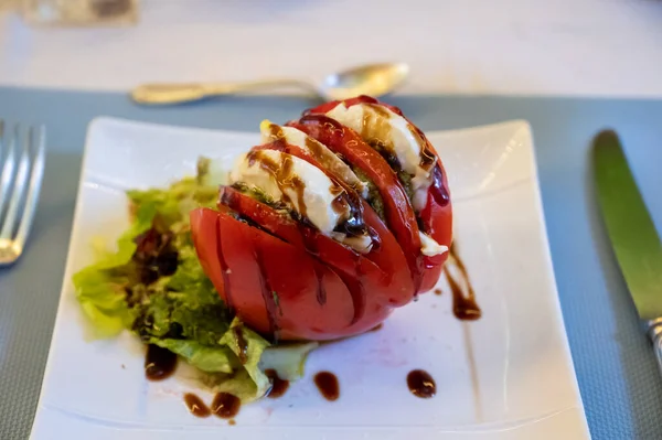 Tomate Francés Rojo Grande Servido Con Queso Mozzarella Fresco Pesto — Foto de Stock