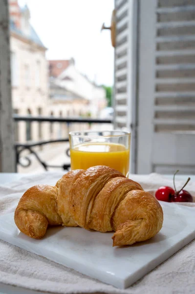 Petit Déjeuner Français Croissants Frais Pâtisseries Beurre Servis Avec Jus — Photo
