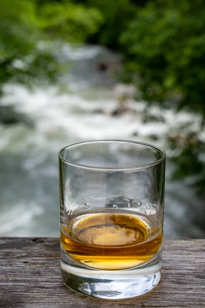 Glas Sterke Whisky Single Malt Whisky Met Snel Stromende Bergrivier — Stockfoto