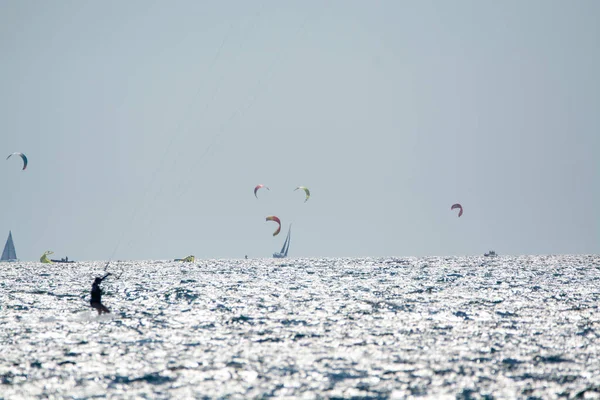 2021 Extreem Watersporten Vleugelfolie Kitesurfen Windsurfen Winderige Dag Almanarre Strand — Stockfoto