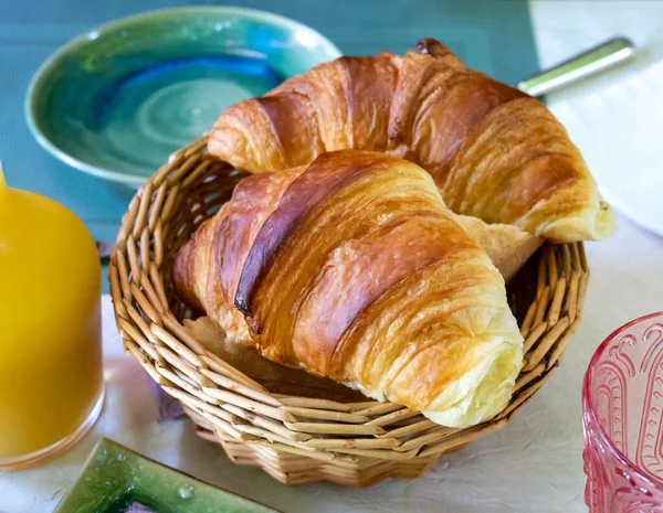 Desayuno Francés Croissant Recién Horneado Con Mantequilla Servido Con Jugo — Foto de Stock