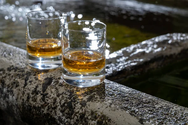 Gläser Mit Starkem Scotch Single Malt Whisky Auf Altem Steinreservoir — Stockfoto