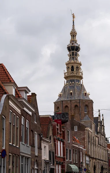 Eski Hollanda kasabası Zierikzee 'de eski kilise kulesi, küçük evler ve sokaklar, Zeeland, Hollanda