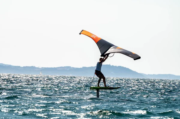 2021 yılı. Extreem su sporları - kanat folyo, uçurtma sörfü, rüzgar sörfü, Güney Fransa, Toulon yakınlarındaki Almanarre sahilinde rüzgarlı bir gün.