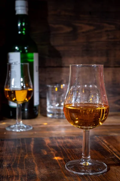 Vasos Whisky Escocés Fuerte Malta Servido Mesa Madera Oscura Viejo — Foto de Stock