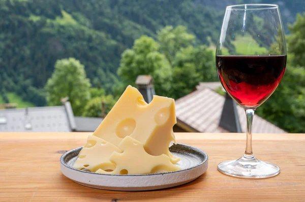 Peynir Koleksiyonu Fransız Peyniri Emmental Savoie Den Bir Bardak Kırmızı — Stok fotoğraf