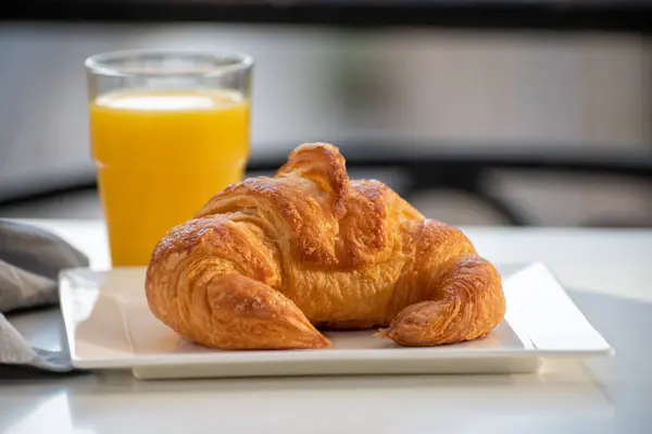 Colazione Francese Croissant Fresco Forno Pasticceria Burrosa Servita Con Gustoso — Foto Stock