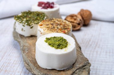 Peynir koleksiyonu, taze beyaz keçi peyniri aromalı Fransız peyniri, böğürtlen ve yeşil pesto.