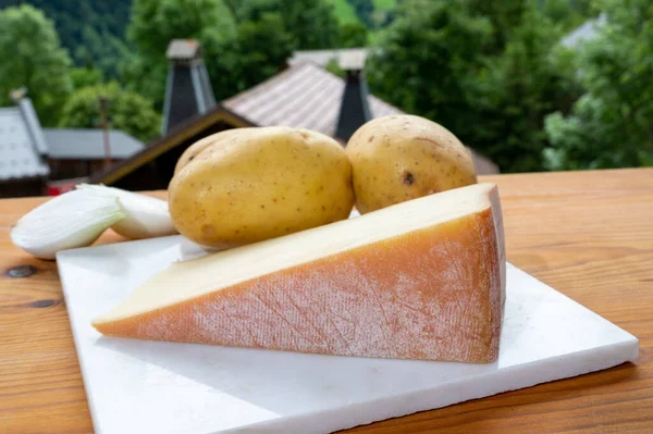 サヴォイアの味 グラタン アボンドのためのフランスの牛チーズ 夏のオート サヴォワのジャガイモとフランスの山の村を背景に — ストック写真