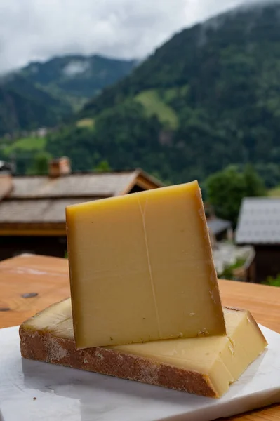 夏季背景在上萨沃伊的奶酪系列 法国奶牛奶酪伯爵 美容院 修道院和法国山区村 — 图库照片
