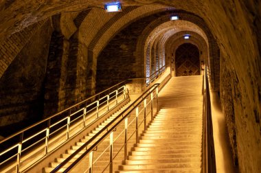 Derin ve uzun yeraltı mağaralarına giden merdivenler, Reims, Champagne, France 'da şampanya köpüklü şarap ve noir üzümleri yapmak.