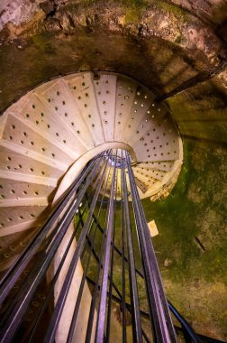 Reims, Champagne, France 'da şarap ve noir üzümlerden şampanya yapan, derin ve uzun yeraltı mağaralarına giden eski spiral merdivenler.