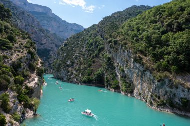 Ulusal park Grand Canyon du Verdon ve dağların turkuaz suları Sainte Croix ve Verdon nehri, Fransa 'da yaz tatilleri