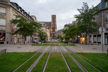 Eski Fransız şehrinin orta kesiminde sokaklarda yürümek güneşli bir günde Fransa 'da ünlü şampanyalarla doludur.