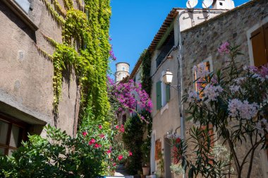 Antik Fransız köyü Grimaud 'da güneşli bir günde yürümek, Fransa' nın Var, Provence, Fransa 'nın tepesinde harabeleri olan kaleli turistik bir yer.
