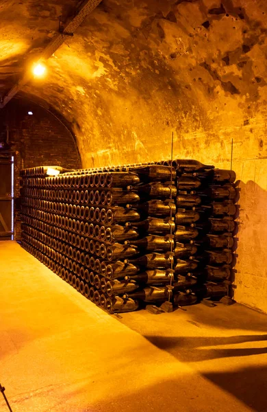 Garrafas Prateleiras Cavernas Profundas Longas Subterrâneas Fazendo Vinho Espumante Champanhe — Fotografia de Stock