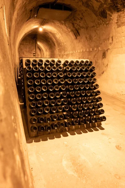 Garrafas Prateleiras Cavernas Profundas Longas Subterrâneas Fazendo Vinho Espumante Champanhe — Fotografia de Stock