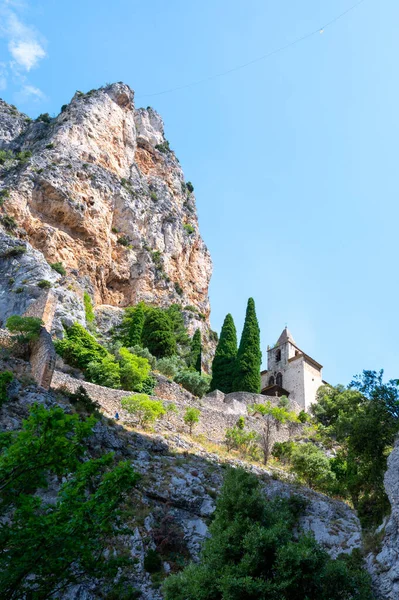 Blick Auf Bergklippen Alte Häuser Grünes Tal Abgelegenen Mittelalterlichen Dorf — Stockfoto