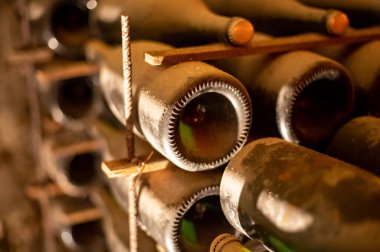 Derin ve uzun yeraltı mağaralarında, raflarda tozlu şişelerle yürür, Chardonnay 'den şampanya ve Reims, Champagne, France' da pinor noir üzümleri yapar.