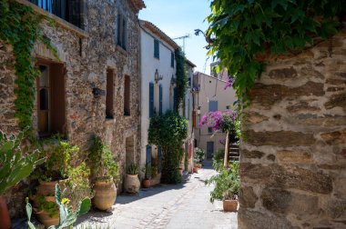 Antik Fransız köyü Grimaud 'da güneşli bir günde yürümek, Fransa' nın Var, Provence, Fransa 'nın tepesinde harabeleri olan kaleli turistik bir yer.