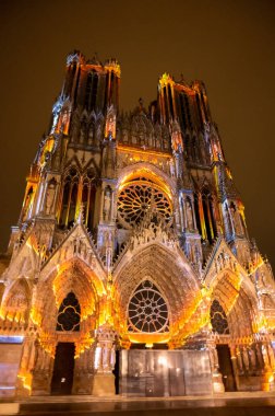 Eski Fransız şehri Reims, Fransa 'nın merkezindeki Gotik Katolik katedrali Notre-Dame Kilisesi' ne bakın.