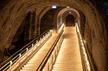 Derin ve uzun yeraltı mağaralarına giden merdivenler, Reims, Champagne, France 'da şampanya köpüklü şarap ve noir üzümleri yapmak.
