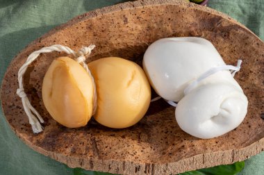 Peynir koleksiyonu, beyaz ve tütsülenmiş İtalyan peyniri scamorza Güney İtalya 'da inek sütünden yapılır.