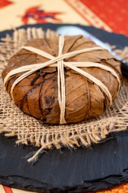 Provence 'ın tadı, eski küçük keçi peyniri kestane yapraklarına sarılmış ve Fransa, rafya ile bağlanmış