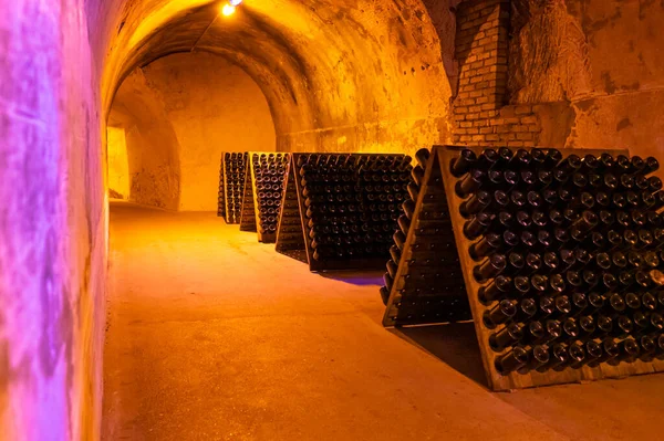 Botellas Bastidores Cuevas Subterráneas Profundas Largas Haciendo Vino Espumoso Champán —  Fotos de Stock