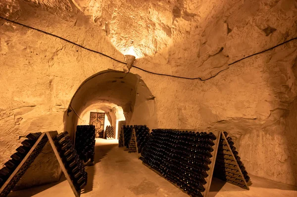Garrafas Prateleiras Cavernas Profundas Longas Subterrâneas Fazendo Vinho Espumante Champanhe — Fotografia de Stock