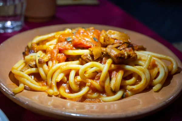 Italienisches Vegetarisches Gericht Makkaroni Mit Goldenen Pfifferlingen Champignons Und Tomaten — Stockfoto