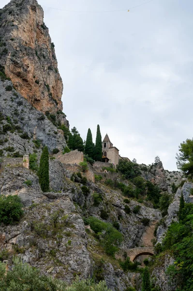 Pohled Útesy Staré Domy Zelené Údolí Odlehlé Středověké Vesnici Moustiers — Stock fotografie