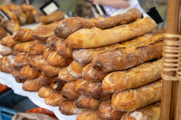 フランスパン屋さん 焼きたてのバゲットパンがたくさん販売されています — ストック写真