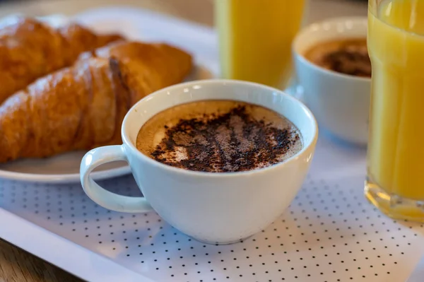 Petit Déjeuner Français Avec Croissants Frais Cuits Four Cappuccino Café — Photo