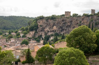 Küçük bir köy, Provence Cotignac 'ı duydu. Mağara evleri olan ünlü uçurumlar, Var, Fransa