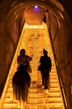 Derin ve uzun yeraltı mağaralarına giden merdivenler, Reims, Champagne, France 'da şampanya köpüklü şarap ve noir üzümleri yapmak.