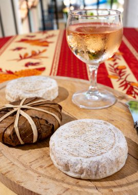Provence 'ın tadı, keçi peyniri kestane yapraklarına sarılmış ve rafya ile bağlanmış eski küçük keçi peyniri. Tome de Provence, Fransa' da gül şarabı ile servis edilir.