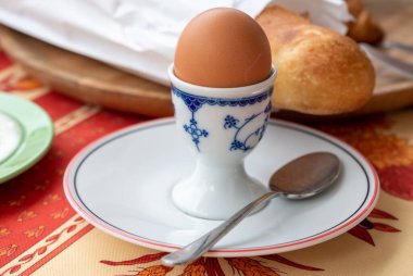 Yumuşak haşlanmış tavuk yumurtasıyla kıta kahvaltısı yazın dışarıda servis edilir.